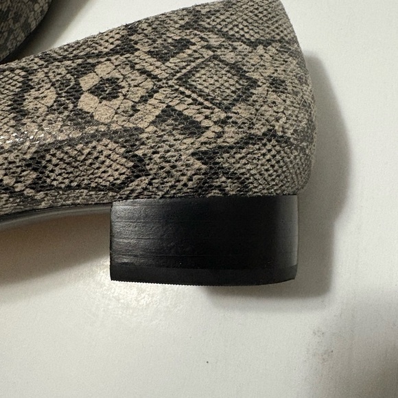 Aerosoles Sophisticated Black and Tan Leather Flats with Snakeskin Texture - Picture 6 of 14